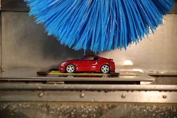 Nissan prueba la pintura de sus autos con miniaturas